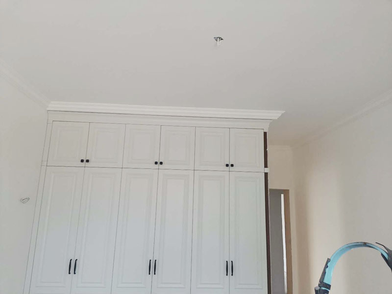 全屋墻面翻新：舊墻的基本處理包括清理舊墻面原有的乳膠漆和膩子層的鏟除、木裝修、其他表面裝飾物（如壁紙）的拆除，如果只是裝修了一兩年的墻面，墻面的膩子可以不用鏟除，用鋼刷和砂紙打磨墻面后就可以重新涂刷乳膠漆，如果裝修時間較長的就需要將膩子層鏟除后再進行后續工序。切記舊墻面一定要進行處理，不能直接涂刷，粉化嚴重的墻面要鏟除后，抹上一層白水泥，再進行涂刷。 墻面涂刷底漆的作用是抗堿防潮、封固基材、保護面漆，提高面漆的質感和遮蓋力。如果沒有刷底漆就直接上面漆的話，時間一長墻面就容易起泡、發霉，經陽光長時間照射也會發生墻面變色的情況。 在墻面修補時，我們要盡量避免色差，因此要注意按照油漆桶的配比、涂刷，最好估算好用量。一次準備好足夠的量，這樣才能保證墻面顏色的一致，也能避免用量不足重新調配出的顏色有差異。