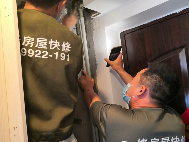 煙道檢查漏煙維修:第一，看看煙道口和連接口之間是不是有較大的縫隙，這樣的話您用玻璃膠之類的粘一下就好了；第二，您檢查一下，連接口處的扇葉有沒有損壞，如果是這個原因您需要維修連接口。 裝隔離翻板(賣煙機或廚具的地方有賣)要徹底根治油煙機返味、倒煙的問題，就應從返味、倒煙的源頭治理，因為油煙及難聞的氣體是從排煙道返入室內的，就應在排煙口處安裝密封的止逆閥，自已家的油煙可以出去，而別人家的油煙味進不來。