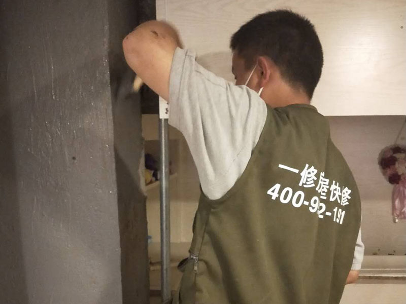 煙道檢查漏煙維修:第一，看看煙道口和連接口之間是不是有較大的縫隙，這樣的話您用玻璃膠之類的粘一下就好了；第二，您檢查一下，連接口處的扇葉有沒有損壞，如果是這個原因您需要維修連接口。 裝隔離翻板(賣煙機或廚具的地方有賣)要徹底根治油煙機返味、倒煙的問題，就應從返味、倒煙的源頭治理，因為油煙及難聞的氣體是從排煙道返入室內的，就應在排煙口處安裝密封的止逆閥，自已家的油煙可以出去，而別人家的油煙味進不來。