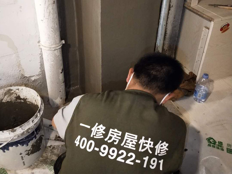 煙道檢查漏煙維修:第一，看看煙道口和連接口之間是不是有較大的縫隙，這樣的話您用玻璃膠之類的粘一下就好了；第二，您檢查一下，連接口處的扇葉有沒有損壞，如果是這個原因您需要維修連接口。 裝隔離翻板(賣煙機或廚具的地方有賣)要徹底根治油煙機返味、倒煙的問題，就應從返味、倒煙的源頭治理，因為油煙及難聞的氣體是從排煙道返入室內的，就應在排煙口處安裝密封的止逆閥，自已家的油煙可以出去，而別人家的油煙味進不來。