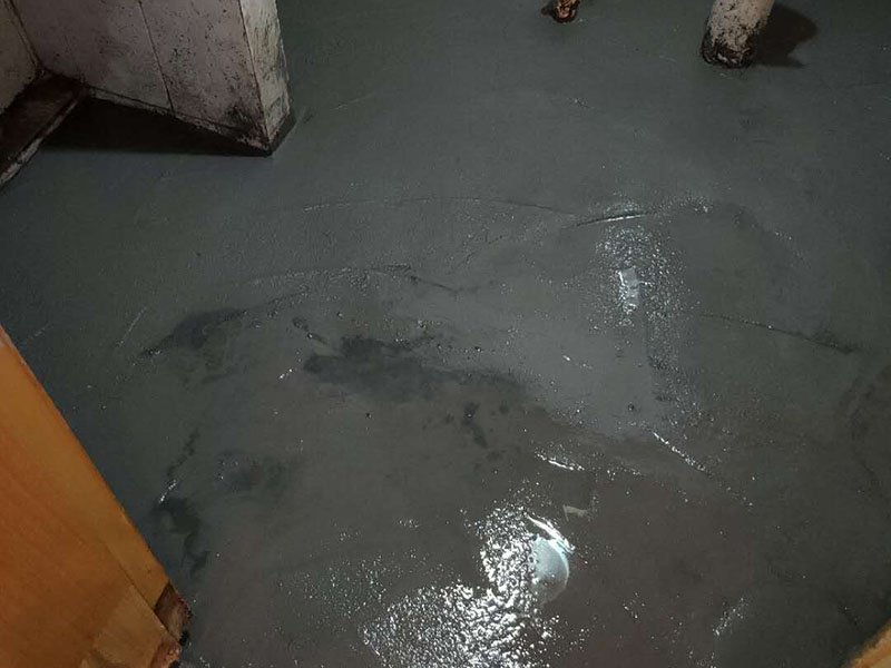 衛生間防水找平：在進行防水處理之前，一定先找平地面du。找平層施工方法：基面有空隙、裂縫、不平等缺陷的，用水泥砂漿修補抹平。使基面必須堅固、平整、干凈、無灰塵、油膩、蠟、脫模劑等以及其他碎屑物質。找平層干燥后方可進行防水層施工，施工期間應防火、防水。防水層完成后，要進行成品保護，不得上人走動。