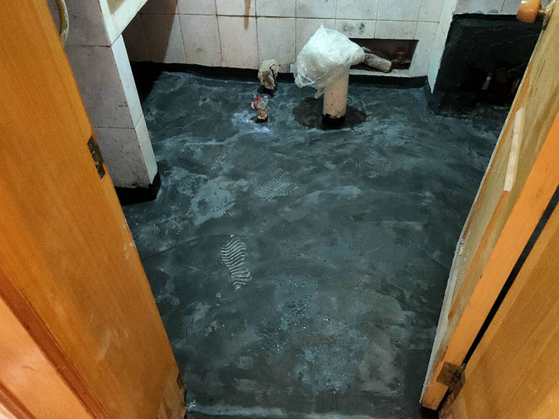 衛生間防水找平：在進行防水處理之前，一定先找平地面du。找平層施工方法：基面有空隙、裂縫、不平等缺陷的，用水泥砂漿修補抹平。使基面必須堅固、平整、干凈、無灰塵、油膩、蠟、脫模劑等以及其他碎屑物質。找平層干燥后方可進行防水層施工，施工期間應防火、防水。防水層完成后，要進行成品保護，不得上人走動。