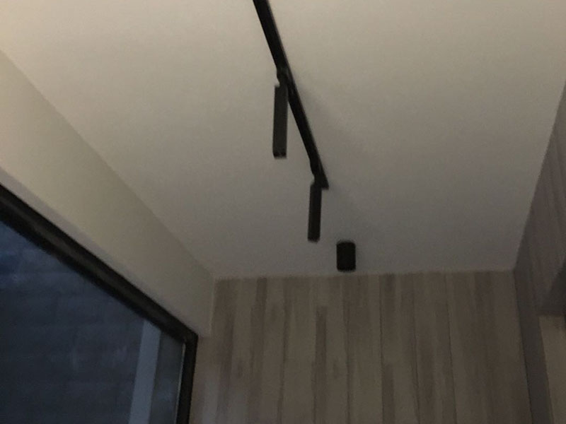 全屋燈具安裝布線：安裝軌道，如果頂部直接為木板或有鐵龍骨可以du直接打釘打眼的，就直接可以把軌道安裝上。定位打好孔后，裝上軌道固定螺絲。 拆開已經固定好的軌道頂端的電源保護蓋，用工具接上電源線，注意安全使用工具。將軌道燈底座的卡頭擰平，對準軌道內凹槽，將軌道燈底座塞入滑道內，稍微用點力，嚴絲合縫后，擰下卡頭旋轉的把手，一定要擰到位固定好后，左右滑動一下，看是否固定好。 安裝完畢，打開，根據投射目標的位置，調整軌道射燈水平及垂直的角度，保證軌道射燈能充分有效地投射被照物。