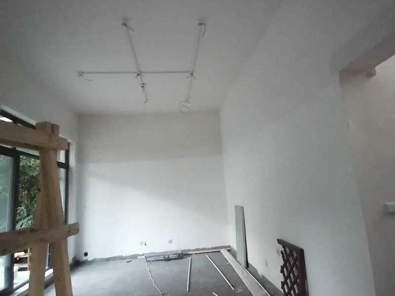 全屋燈具安裝布線：安裝軌道，如果頂部直接為木板或有鐵龍骨可以du直接打釘打眼的，就直接可以把軌道安裝上。定位打好孔后，裝上軌道固定螺絲。 拆開已經固定好的軌道頂端的電源保護蓋，用工具接上電源線，注意安全使用工具。將軌道燈底座的卡頭擰平，對準軌道內凹槽，將軌道燈底座塞入滑道內，稍微用點力，嚴絲合縫后，擰下卡頭旋轉的把手，一定要擰到位固定好后，左右滑動一下，看是否固定好。 安裝完畢，打開，根據投射目標的位置，調整軌道射燈水平及垂直的角度，保證軌道射燈能充分有效地投射被照物。