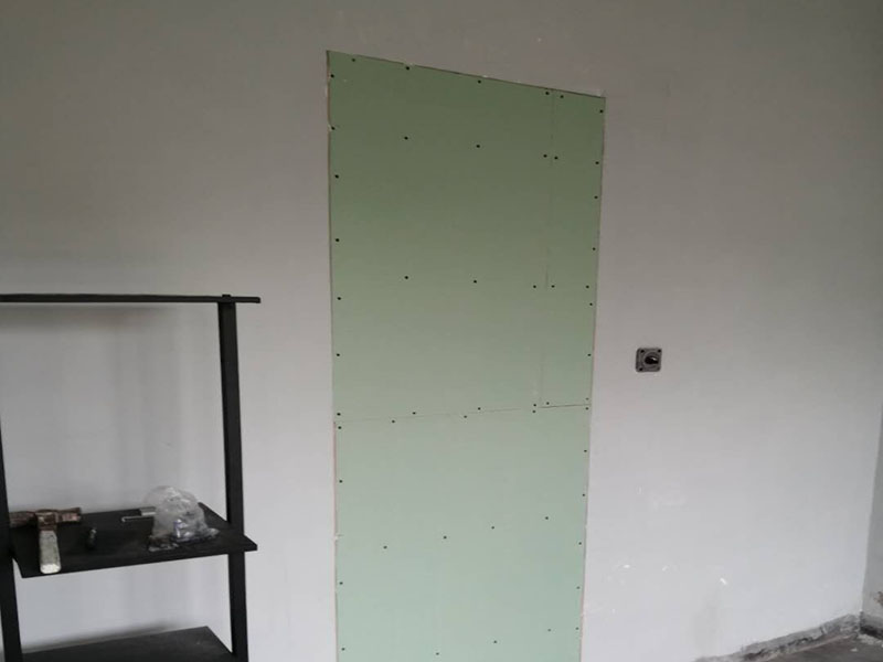 墻面封門洞維修：用青磚或紅磚進行壘墻，外面在抹灰找平批膩子處理 用木龍骨打框架，石膏板飾面，外面批膩子找平刷漆等進行處理