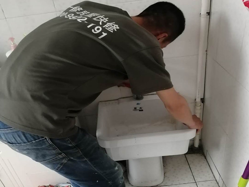 1、首先要確定拖布盆與墻面的貼合度，要先將拖布盆跟其配套的立柱組合后，然后再將組合好的拖把池一并移動到陽臺需要安裝的位置，確保整個拖布盆能與墻面完全貼合，然后用可清洗的標記筆畫出拖把池的輪廓。 2、第二步就是將整個拖把盆稍稍一開，然后在其背后掛鉤處插入拖把盆的安裝槽里面，測量拖把盆頂部到掛鉤腰槽正中心的高度尺寸，然后標記需要打孔的孔位。 3、最后用電鉆在標記的孔位上打孔，然后將掛鉤安裝好卡住拖把池即可。 4、收尾部分就是用玻璃膠將拖把池與墻面和地面貼合部分縫隙密封起來，以防積水腐臭。
