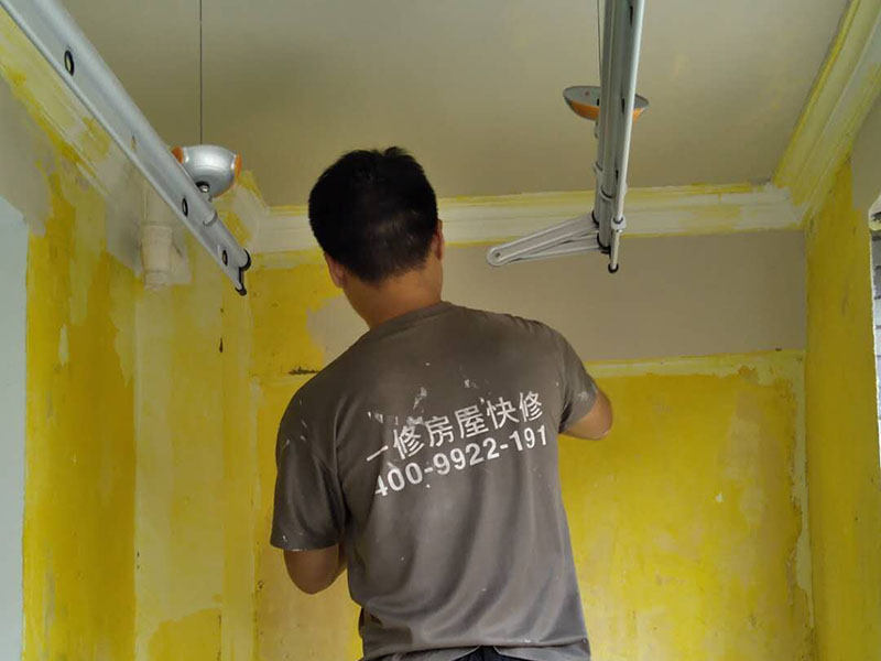 墻面刷防固漆:在正式開始刷墻漆之前，要首先對墻面的具體情況有一個準確的評估，看看墻面出現了哪些損傷，再看損傷程度來決定施工方法。一般墻面常出現的問題有：粉化、開裂、起皮等，出現這些問題，首先就要對墻面的基層進行處理，將損壞的舊墻面鏟除，墻面上的污漬以及鏟除之后產生的灰塵浮土也要清掃干凈。 如果抹灰砂漿對墻面的附著力不夠的話，墻面就很容易出現空鼓、起殼的現象，這時候就需要在墻面上重新涂刷粘合力很強的界面劑。它不僅能增強墻面的粘合力，還具有防水的作用，因為它的耐水性很強。在具體的操作過程中也要特別的注意使用正確的操作方法，否則操作不當也是會給墻面造成損害的。要使墻面平整光滑，刮膩子找平是一個必不可少的重要環節。而且這個步驟是對墻面的整體裝修，強調全面一致性。刮完膩子之后，墻面難免還是會有粗糙的地方，這時候就需要用到砂紙對墻面進行打磨，注意要根據膩子的質地硬度來選擇砂紙的柔軟度。相對應的選擇能夠有更好的打磨效果。