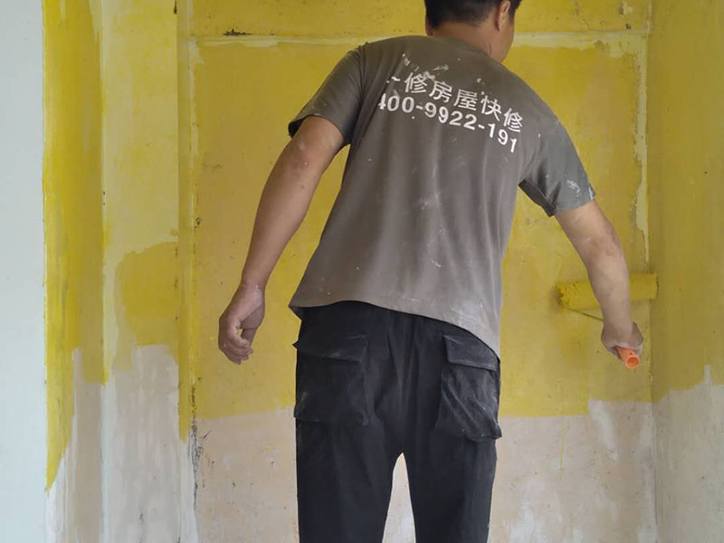 墻面刷防固漆:在正式開始刷墻漆之前，要首先對墻面的具體情況有一個準確的評估，看看墻面出現了哪些損傷，再看損傷程度來決定施工方法。一般墻面常出現的問題有：粉化、開裂、起皮等，出現這些問題，首先就要對墻面的基層進行處理，將損壞的舊墻面鏟除，墻面上的污漬以及鏟除之后產生的灰塵浮土也要清掃干凈。 如果抹灰砂漿對墻面的附著力不夠的話，墻面就很容易出現空鼓、起殼的現象，這時候就需要在墻面上重新涂刷粘合力很強的界面劑。它不僅能增強墻面的粘合力，還具有防水的作用，因為它的耐水性很強。在具體的操作過程中也要特別的注意使用正確的操作方法，否則操作不當也是會給墻面造成損害的。要使墻面平整光滑，刮膩子找平是一個必不可少的重要環節。而且這個步驟是對墻面的整體裝修，強調全面一致性。刮完膩子之后，墻面難免還是會有粗糙的地方，這時候就需要用到砂紙對墻面進行打磨，注意要根據膩子的質地硬度來選擇砂紙的柔軟度。相對應的選擇能夠有更好的打磨效果。