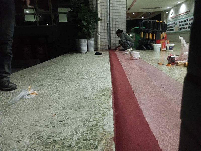 局部門檻修復：1.用高壓水槍將天然大理石裂紋處的碎石屑、雜質沖洗干凈; 2.將基層漿料注射入天然大理石裂紋處,然后刮除多余基層漿料至基層漿料表面低于天然大理石表面1-2mm; 打磨、拋光步驟3)中填充后的表層漿料至與天然大理石表面齊平,然后整體拋光處理即可。