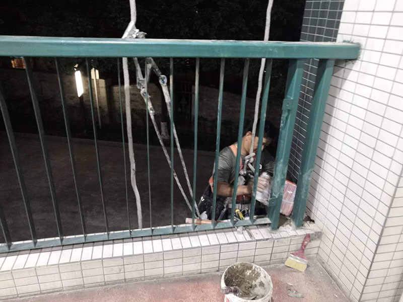 外墻欄桿瓷磚修補：把需要修補的瓷磚或者其他陶瓷產品清洗干凈，把里面的油污、粉塵等污染物清洗干凈。選擇與瓷磚顏色相近的瓷磚修補劑，A、B組份按照1:1的比例取出，放入平面或者容器里面充分混合攪拌均勻，然后靜置幾分鐘。把美紋紙貼在需要修補的部位邊緣處，以防止瓷磚修補劑弄到其他部位攪拌均勻后的瓷磚修補劑可操作時間大概為30分鐘，30分鐘內用刮片將瓷磚修補劑均勻的涂抹在破損的部位，用刮片把表面的瓷磚修補劑刮平，然后撕掉周圍的美紋紙。