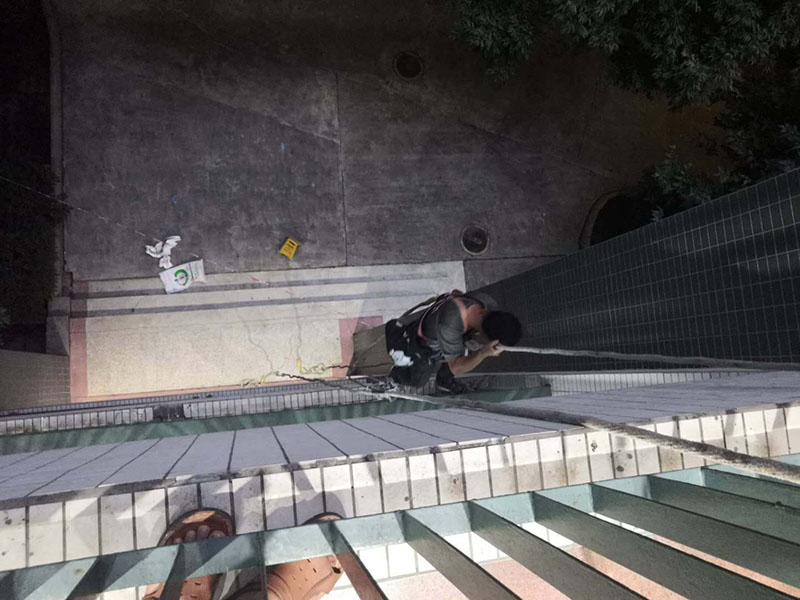 外墻欄桿瓷磚修補：把需要修補的瓷磚或者其他陶瓷產品清洗干凈，把里面的油污、粉塵等污染物清洗干凈。選擇與瓷磚顏色相近的瓷磚修補劑，A、B組份按照1:1的比例取出，放入平面或者容器里面充分混合攪拌均勻，然后靜置幾分鐘。把美紋紙貼在需要修補的部位邊緣處，以防止瓷磚修補劑弄到其他部位攪拌均勻后的瓷磚修補劑可操作時間大概為30分鐘，30分鐘內用刮片將瓷磚修補劑均勻的涂抹在破損的部位，用刮片把表面的瓷磚修補劑刮平，然后撕掉周圍的美紋紙。