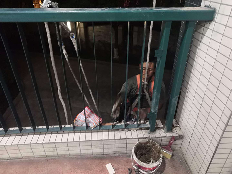 外墻欄桿瓷磚修補：把需要修補的瓷磚或者其他陶瓷產品清洗干凈，把里面的油污、粉塵等污染物清洗干凈。選擇與瓷磚顏色相近的瓷磚修補劑，A、B組份按照1:1的比例取出，放入平面或者容器里面充分混合攪拌均勻，然后靜置幾分鐘。把美紋紙貼在需要修補的部位邊緣處，以防止瓷磚修補劑弄到其他部位攪拌均勻后的瓷磚修補劑可操作時間大概為30分鐘，30分鐘內用刮片將瓷磚修補劑均勻的涂抹在破損的部位，用刮片把表面的瓷磚修補劑刮平，然后撕掉周圍的美紋紙。