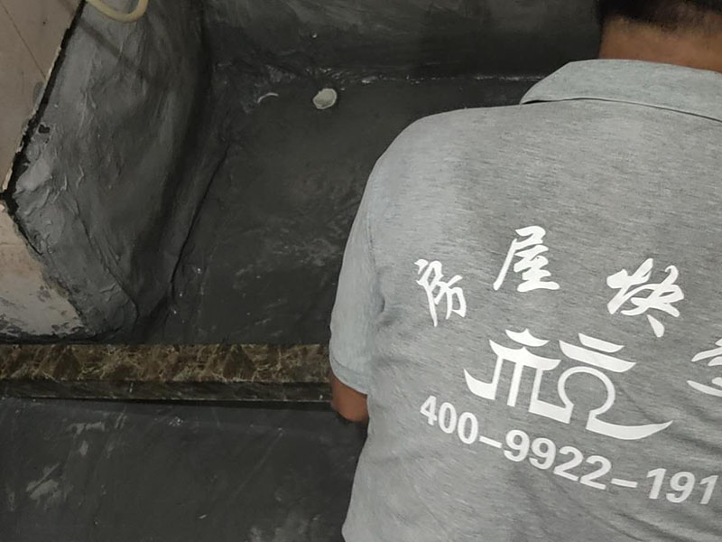 廁所貼磚維修：最重要的地方就是基層找平。其實不管怎么貼，墻面找平都是少不了的。畢竟不平的墻面，會影響后續(xù)的施工，而且鋪設(shè)好的瓷磚在使用一段時間過后，出現(xiàn)開裂的情況。在找平的時候，有突起的部分，要進行打磨一直到平整為止。如有裂縫、孔洞還可以進行修補。 在墻面修補平整之后，就可以開始粘貼瓷磚了。但是在施工前，一定要做好輔助線。不管是墻面還是地面的施工，都要打好輔助線，才能進行瓷磚的鋪設(shè)。尤其是對于沒有經(jīng)驗的新手，有輔助線作為參考，會鋪設(shè)的更為垂直、更為平整，鋪設(shè)的效果，會大大的增加哦！ 可以開始鋪設(shè)瓷磚了，但是要注意鋪設(shè)的平整。如果是墻面的鋪設(shè)，那么就要從下往上施工，在瓷磚的背面，抹上攪拌好的泥漿，粘貼在墻面上，然后用膠錘或者鏟柄敲打，這樣會粘合的更牢靠一些。只要按照第一塊往上排即可，但是要注意參考輔助線，不要出現(xiàn)扭曲的情況。