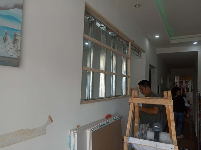 客廳隔斷安裝：注意龍骨架的穩(wěn)固，一般要加設龍骨架，滿足重物的需求，在龍骨架固定前要涂刷防火防腐涂料，一是為了防火防腐，二是為了完全遮掩龍骨；木方花格隔斷端部的石膏板與周圍的墻體或者是柱子應留3-5mm的槽口，施工時先在槽口處加注嵌縫膏，然后鋪板，擠壓嵌縫膏使其和鄰近表層緊緊接觸，以防出現(xiàn)后期的不密合現(xiàn)象。