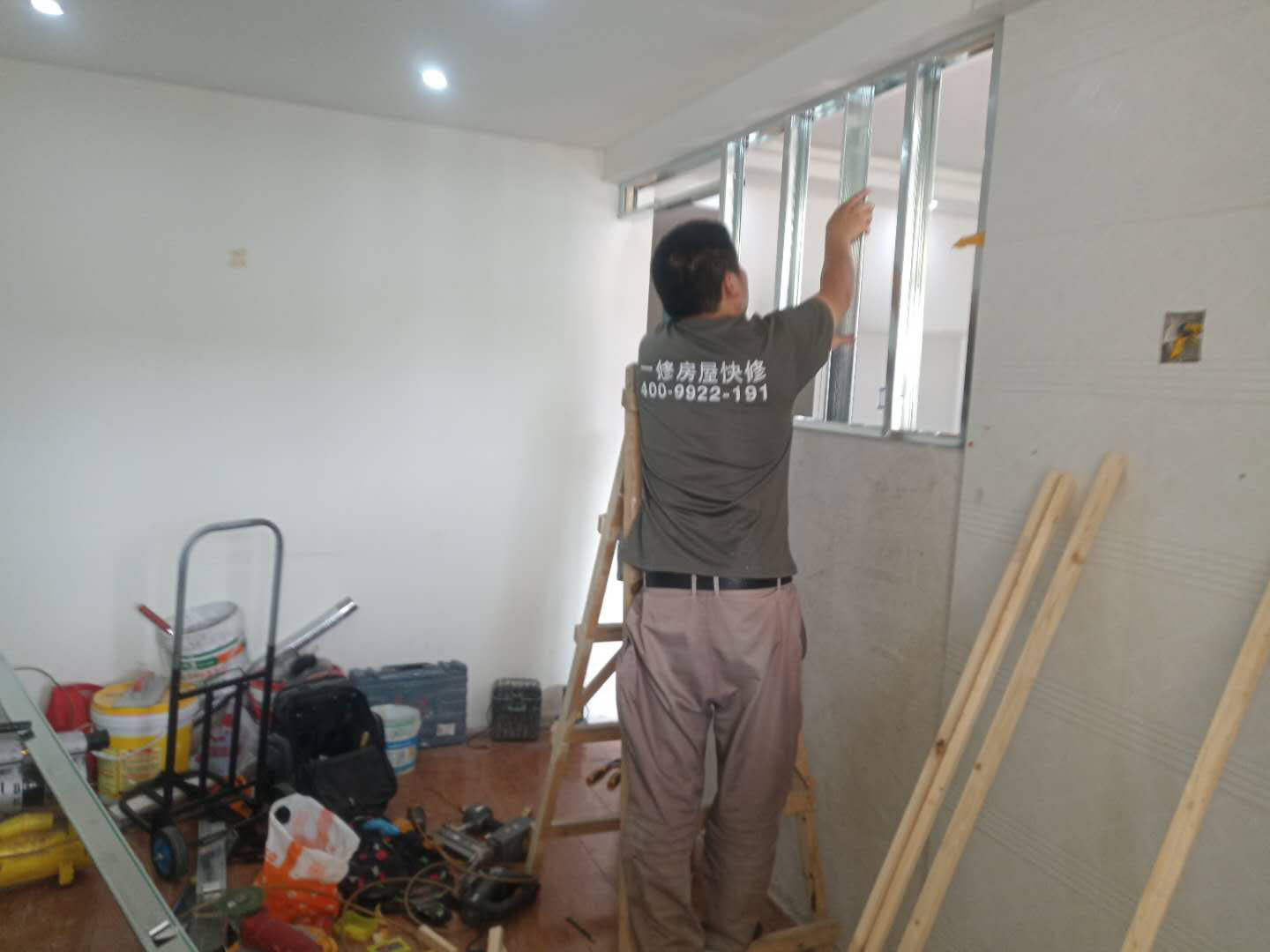 客廳隔斷安裝：注意龍骨架的穩(wěn)固，一般要加設龍骨架，滿足重物的需求，在龍骨架固定前要涂刷防火防腐涂料，一是為了防火防腐，二是為了完全遮掩龍骨；木方花格隔斷端部的石膏板與周圍的墻體或者是柱子應留3-5mm的槽口，施工時先在槽口處加注嵌縫膏，然后鋪板，擠壓嵌縫膏使其和鄰近表層緊緊接觸，以防出現(xiàn)后期的不密合現(xiàn)象。