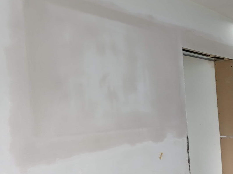 客廳隔斷安裝：注意龍骨架的穩(wěn)固，一般要加設龍骨架，滿足重物的需求，在龍骨架固定前要涂刷防火防腐涂料，一是為了防火防腐，二是為了完全遮掩龍骨；木方花格隔斷端部的石膏板與周圍的墻體或者是柱子應留3-5mm的槽口，施工時先在槽口處加注嵌縫膏，然后鋪板，擠壓嵌縫膏使其和鄰近表層緊緊接觸，以防出現(xiàn)后期的不密合現(xiàn)象。