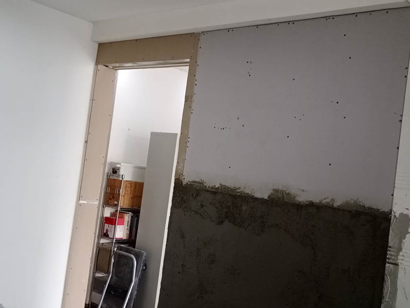 客廳隔斷安裝：注意龍骨架的穩(wěn)固，一般要加設龍骨架，滿足重物的需求，在龍骨架固定前要涂刷防火防腐涂料，一是為了防火防腐，二是為了完全遮掩龍骨；木方花格隔斷端部的石膏板與周圍的墻體或者是柱子應留3-5mm的槽口，施工時先在槽口處加注嵌縫膏，然后鋪板，擠壓嵌縫膏使其和鄰近表層緊緊接觸，以防出現(xiàn)后期的不密合現(xiàn)象。