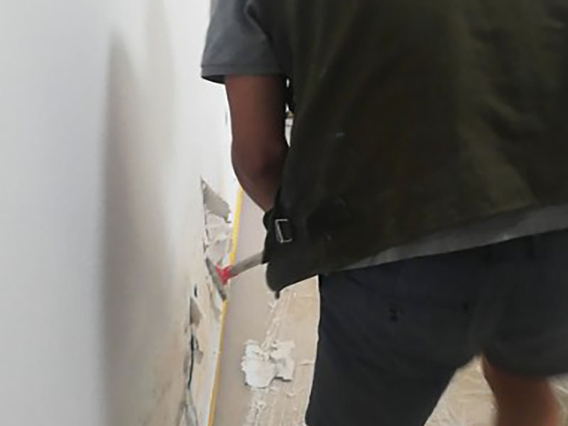墻面脫皮翻新：先用鏟子把墻面因潮濕起皮的墻面至水泥層，清理施工面污物，粉塵等，保持干凈干燥。之后用隔離劑涂刷于水泥面2-3遍，每遍間隔3小時左右，隔離劑可以起到防潮防堿的效果，防止后續再出現潮濕起堿問題。隔天干后使用耐水膩子膏把墻面修補完整，4-6小時表干后，用砂紙把墻面打磨平整。待隔天膩子膏干后，清理表面粉塵，涂刷乳膠漆2-3遍，每遍間隔3小時左右，涂刷乳膠漆是為了使墻面平整，美白，沒有粉塵效果。