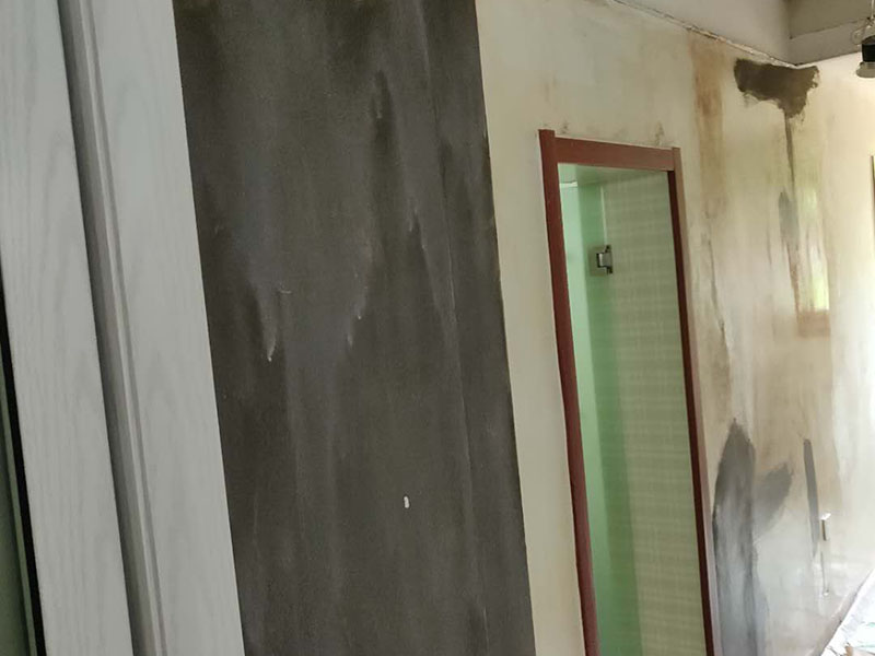 全屋墻面翻新：舊墻的基本處理包括清理舊墻面原有的乳膠漆和膩子層的鏟除、木裝修、其他表面裝飾物（如壁紙）的拆除，如果只是裝修了一兩年的墻面，墻面的膩子可以不用鏟除，用鋼刷和砂紙打磨墻面后就可以重新涂刷乳膠漆，如果裝修時間較長的就需要將膩子層鏟除后再進行后續工序。切記舊墻面一定要進行處理，不能直接涂刷，粉化嚴重的墻面要鏟除后，抹上一層白水泥，再進行涂刷。 在墻面修補時，我們要盡量避免色差，因此要注意按照油漆桶的配比、涂刷，最好估算好用量。一次準備好足夠的量，這樣才能保證墻面顏色的一致，也能避免用量不足重新調配出的顏色有差異。 墻面涂刷底漆的作用是抗堿防潮、封固基材、保護面漆，提高面漆的質感和遮蓋力。如果沒有刷底漆就直接上面漆的話，時間一長墻面就容易起泡、發霉，經陽光長時間照射也會發生墻面變色的情況。