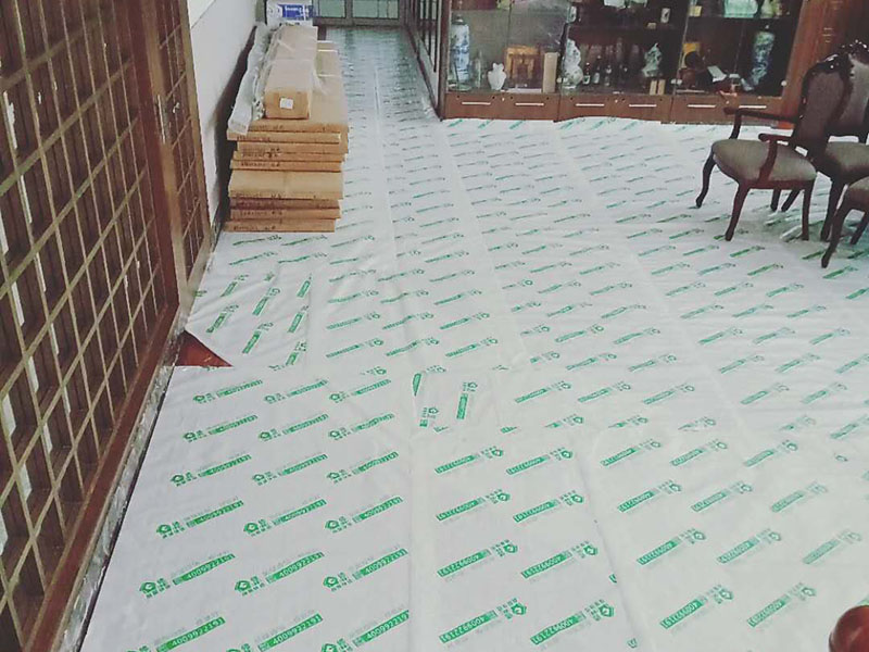 地面成品保護：滿鋪成品瓦楞紙板，再用干凈彩條布滿鋪在普通石膏板上，在彩條布交接處及轉角處用膠帶固定，也可選用木芯板或三夾板。材料選用視上人、車情況而定。 開關插座面板用美紋紙滿包或采用透明塑料蓋保護。 門套的保護方式用原門框保護膜，或者多層板或密度板，報紙，美紋紙保護