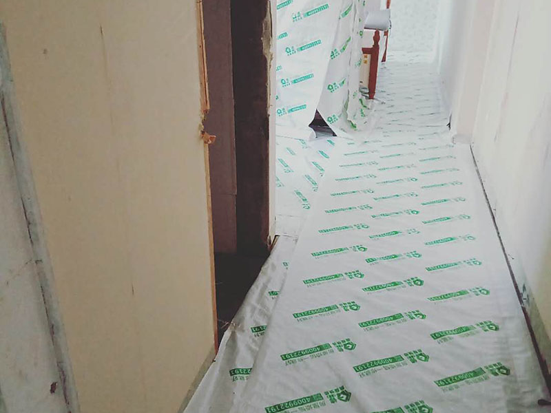 地面成品保護：滿鋪成品瓦楞紙板，再用干凈彩條布滿鋪在普通石膏板上，在彩條布交接處及轉角處用膠帶固定，也可選用木芯板或三夾板。材料選用視上人、車情況而定。 開關插座面板用美紋紙滿包或采用透明塑料蓋保護。 門套的保護方式用原門框保護膜，或者多層板或密度板，報紙，美紋紙保護