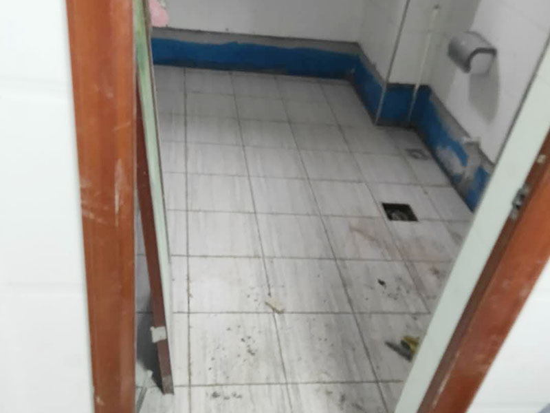 浴室地面防水貼磚:衛生間做防水是一項很重要的流程，但很少有人懂衛生間防水施工的流程到底要如何，比方說會有人問：衛生間的防水在做完后，能不能馬上貼瓷磚呢？一般的防水施工要做2到3遍，而且防水的順序也是有講究的，比如，要先做完墻面防水再貼墻磚，其次才可以做地面防水，再貼地磚。簡單總結一下，衛生間防水的步驟是：先做墻面防水→貼墻磚→再做地面防水2-3遍→固化期5-7天→閉水實驗合格→地面做水泥砂漿保護層→貼地磚。