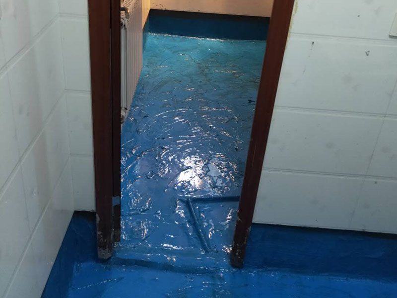 浴室地面防水貼磚:衛生間做防水是一項很重要的流程，但很少有人懂衛生間防水施工的流程到底要如何，比方說會有人問：衛生間的防水在做完后，能不能馬上貼瓷磚呢？一般的防水施工要做2到3遍，而且防水的順序也是有講究的，比如，要先做完墻面防水再貼墻磚，其次才可以做地面防水，再貼地磚。簡單總結一下，衛生間防水的步驟是：先做墻面防水→貼墻磚→再做地面防水2-3遍→固化期5-7天→閉水實驗合格→地面做水泥砂漿保護層→貼地磚。