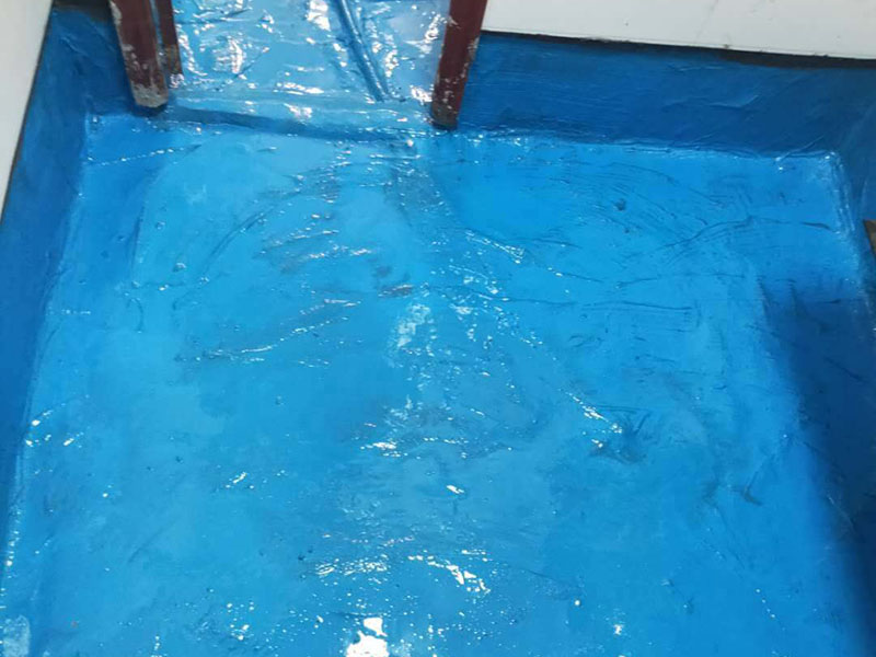 浴室地面防水貼磚:衛生間做防水是一項很重要的流程，但很少有人懂衛生間防水施工的流程到底要如何，比方說會有人問：衛生間的防水在做完后，能不能馬上貼瓷磚呢？一般的防水施工要做2到3遍，而且防水的順序也是有講究的，比如，要先做完墻面防水再貼墻磚，其次才可以做地面防水，再貼地磚。簡單總結一下，衛生間防水的步驟是：先做墻面防水→貼墻磚→再做地面防水2-3遍→固化期5-7天→閉水實驗合格→地面做水泥砂漿保護層→貼地磚。