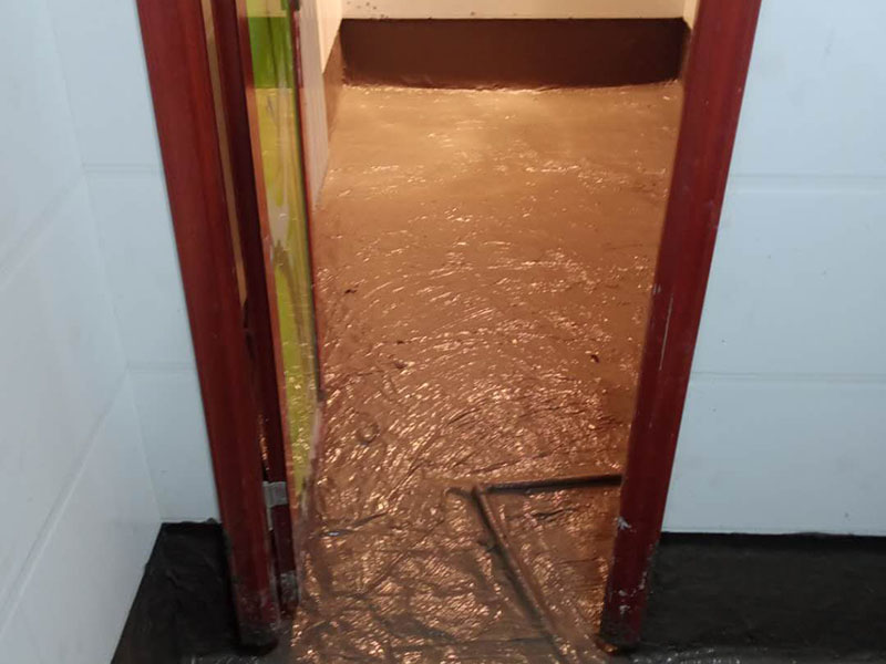 浴室地面防水貼磚:衛生間做防水是一項很重要的流程，但很少有人懂衛生間防水施工的流程到底要如何，比方說會有人問：衛生間的防水在做完后，能不能馬上貼瓷磚呢？一般的防水施工要做2到3遍，而且防水的順序也是有講究的，比如，要先做完墻面防水再貼墻磚，其次才可以做地面防水，再貼地磚。簡單總結一下，衛生間防水的步驟是：先做墻面防水→貼墻磚→再做地面防水2-3遍→固化期5-7天→閉水實驗合格→地面做水泥砂漿保護層→貼地磚。