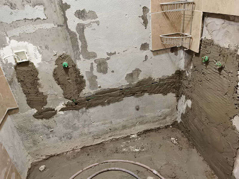 衛生間改水管：一般衛生間都有分冷熱水管，材質多為PPR管，冷熱管之間的間距不能過近。 衛生間水管都是從房頂過，這樣可以減少人為損壞的幾率。冷熱管的接口、出口處須平行。一般左邊為熱、右邊是冷水管。 管道的線路設計應是避免彎曲，盡可能遠離電路。最后，管卡的位置坡度等也應符合需求，每個閥門要安裝平整，方便日后的使用和維護。 冷、熱水管均為入墻做法，開槽時需檢查槽的深度，冷熱水管不能同槽。 安裝熱水器進出水口時，進水的閥門和進氣的閥門一定要考慮并應安裝在相應的位置。 安裝熱水管時需注意區別熱水器的進水口和出水口，進水口接上總閥門，出水口接通向衛生間管道。安裝好后先打開閥門確定下無漏水等情況存在，最后在衛生間安裝好水龍頭、花灑等即可。淋浴水管高度在1.8M--2.1M之間。