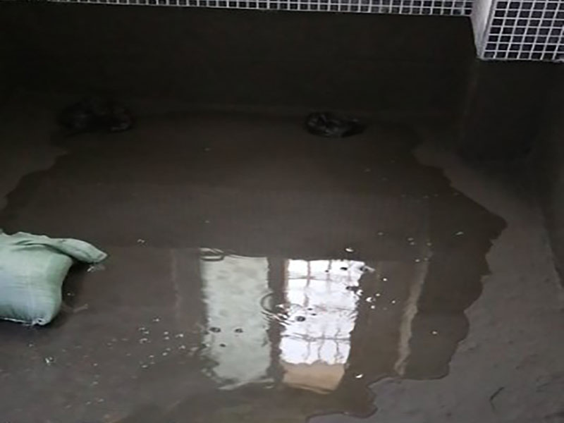 浴室防水貼磚裝修：一是墻磚應從下向上鋪貼,且一面墻不能一次貼到頂,接縫一般為1~3毫米; 二是鋪貼前要先處理墻面的平整,處理裂縫; 三是粘結材料的涂抹要中間稍高于四周,用橡膠錘敲擊表面以固定,這樣一來可以避免空氣積存于粘結層中。同時要進行水平檢測; 四是粘結材料要挑和適當,一般墻面水泥與沙比例為1:4,地面水泥與沙比例為1:32. 地面要打平。有一些土建地面是不平的,遇到這種情況大家應該把不平的地方用水泥沙漿鋪平。鋪設時可以用不同的色彩的瓷磚(較深色的)把周圍框起來,而框內的瓷磚用較淺色的。當然,廚房跟廁所的地面一定要有傾斜度,這樣是為了方便排水