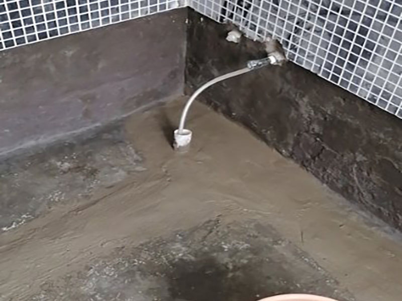浴室防水貼磚裝修：一是墻磚應從下向上鋪貼,且一面墻不能一次貼到頂,接縫一般為1~3毫米; 二是鋪貼前要先處理墻面的平整,處理裂縫; 三是粘結材料的涂抹要中間稍高于四周,用橡膠錘敲擊表面以固定,這樣一來可以避免空氣積存于粘結層中。同時要進行水平檢測; 四是粘結材料要挑和適當,一般墻面水泥與沙比例為1:4,地面水泥與沙比例為1:32. 地面要打平。有一些土建地面是不平的,遇到這種情況大家應該把不平的地方用水泥沙漿鋪平。鋪設時可以用不同的色彩的瓷磚(較深色的)把周圍框起來,而框內的瓷磚用較淺色的。當然,廚房跟廁所的地面一定要有傾斜度,這樣是為了方便排水