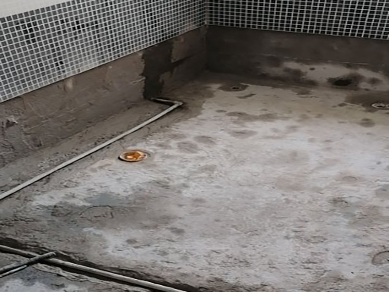 浴室防水貼磚裝修：一是墻磚應從下向上鋪貼,且一面墻不能一次貼到頂,接縫一般為1~3毫米; 二是鋪貼前要先處理墻面的平整,處理裂縫; 三是粘結材料的涂抹要中間稍高于四周,用橡膠錘敲擊表面以固定,這樣一來可以避免空氣積存于粘結層中。同時要進行水平檢測; 四是粘結材料要挑和適當,一般墻面水泥與沙比例為1:4,地面水泥與沙比例為1:32. 地面要打平。有一些土建地面是不平的,遇到這種情況大家應該把不平的地方用水泥沙漿鋪平。鋪設時可以用不同的色彩的瓷磚(較深色的)把周圍框起來,而框內的瓷磚用較淺色的。當然,廚房跟廁所的地面一定要有傾斜度,這樣是為了方便排水