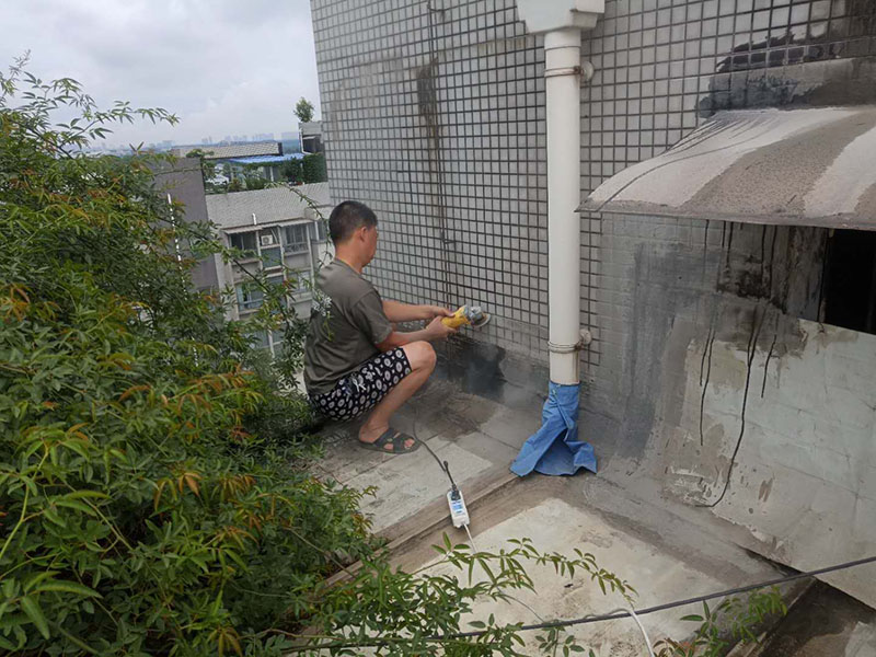 窗戶外墻防水切割：1、外墻防水不建議用防水涂料，防水涂料施工后需要做一層保護層；2、防水需要在水泥基面施工，如果貼了瓷磚，還需要把瓷磚鏟除再施工；3、外墻防水最好使用砂漿防水劑，做好后可以與原有的水泥基面形成一個整體，且不會被雨水中的酸、堿等物質破壞。