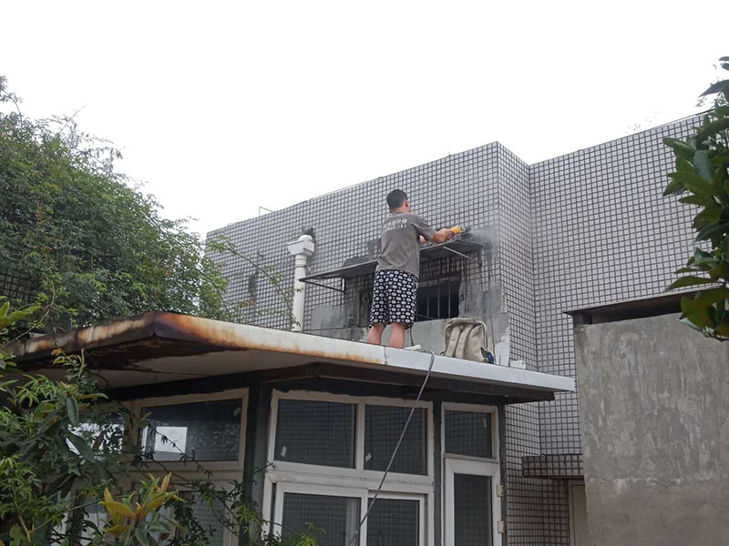 窗戶外墻防水切割：1、外墻防水不建議用防水涂料，防水涂料施工后需要做一層保護層；2、防水需要在水泥基面施工，如果貼了瓷磚，還需要把瓷磚鏟除再施工；3、外墻防水最好使用砂漿防水劑，做好后可以與原有的水泥基面形成一個整體，且不會被雨水中的酸、堿等物質破壞。