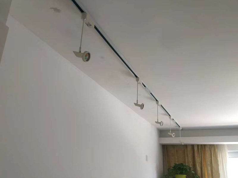 電路燈具安裝：不同類別的燈具，不同場所的其安裝方法可以有著萬千差別的。但總結起來大的安裝燈具的流程可以歸納為：1，首先對需要安裝燈具的場所作照明需求設計-包括照度需求的設計，燈具類別的選用確定，照明電路規劃設計等； 2.做好設計后便是照明電路鋪設（包括布燈點位及其開關控制位置和方式的確定）這個過程可能需要與其它工程工序相配合進行的，而且必須注意的是暫時不要讓線路接通電源，慎防意外 3.接下來就是開關制合的安裝，燈具的固定安裝后，一一反復檢查電路燈具安裝的正確，確保正確后再一個一個地試通電驗證調試，確保與設計要求相符合