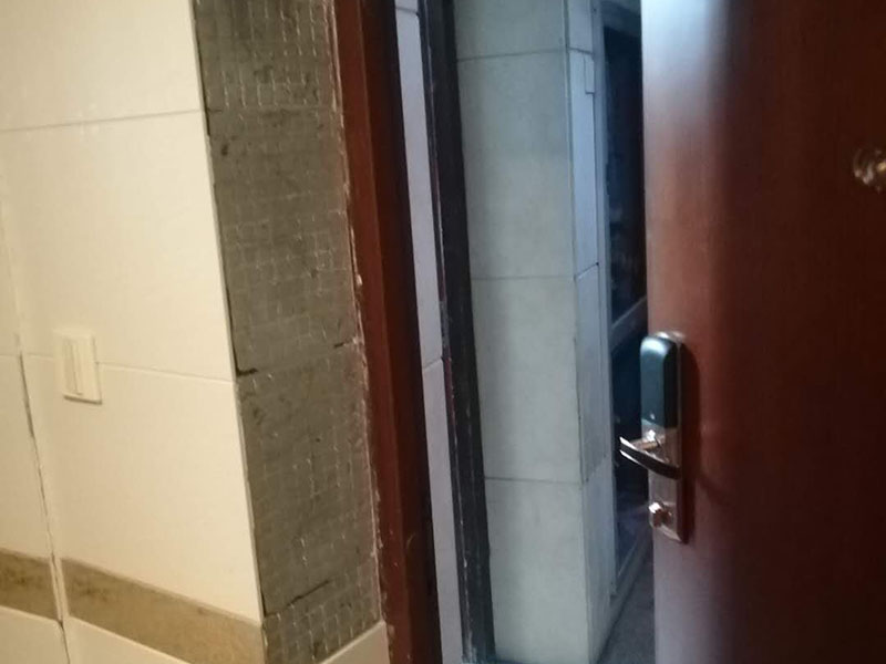 墻面瓷磚脫落：瓷磚破了很多的小洞,建議您直接用水泥粘上一些互補(bǔ)或同色的馬賽克瓷磚做點(diǎn)綴!我給您說說地磚如何清潔和保養(yǎng)吧。1、瓷磚日常清洗可選用洗潔精、肥皂等進(jìn)行清洗;2、用肥皂加少許氨水與松節(jié)油的混合液,清洗瓷磚可使瓷磚更有光潔;3、生活中,如有茶水或其它日常生活用品附著在瓷磚上面應(yīng)及時(shí)擦洗干凈,必要時(shí)應(yīng)用相應(yīng)清潔用品清洗。4、拋光磚應(yīng)定期對其打蠟處理,時(shí)間處理為2―3個(gè)月為宜;磚面如出現(xiàn)劃痕,可在劃痕處涂抹牙膏。用干布擦拭可修復(fù)。磚與磚縫隙處可不定期用去污膏去污垢,再在縫隙刷一層防水劑可防霉菌生長。5、另外房間內(nèi)可以買些吸塵的植物回來擺放,這樣可以減少室內(nèi)的灰塵污染。6、的給室內(nèi)各個(gè)部分的裝飾、柜子、墻面、天花吊頂、裝飾品等進(jìn)行清潔,濕抹布抹就可以了。7、養(yǎng)成良好的生活習(xí)慣會(huì)減少室內(nèi)灰塵的污染。