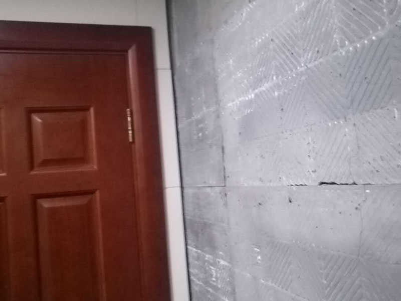 墻面瓷磚脫落：瓷磚破了很多的小洞,建議您直接用水泥粘上一些互補(bǔ)或同色的馬賽克瓷磚做點(diǎn)綴!我給您說說地磚如何清潔和保養(yǎng)吧。1、瓷磚日常清洗可選用洗潔精、肥皂等進(jìn)行清洗;2、用肥皂加少許氨水與松節(jié)油的混合液,清洗瓷磚可使瓷磚更有光潔;3、生活中,如有茶水或其它日常生活用品附著在瓷磚上面應(yīng)及時(shí)擦洗干凈,必要時(shí)應(yīng)用相應(yīng)清潔用品清洗。4、拋光磚應(yīng)定期對其打蠟處理,時(shí)間處理為2―3個(gè)月為宜;磚面如出現(xiàn)劃痕,可在劃痕處涂抹牙膏。用干布擦拭可修復(fù)。磚與磚縫隙處可不定期用去污膏去污垢,再在縫隙刷一層防水劑可防霉菌生長。5、另外房間內(nèi)可以買些吸塵的植物回來擺放,這樣可以減少室內(nèi)的灰塵污染。6、的給室內(nèi)各個(gè)部分的裝飾、柜子、墻面、天花吊頂、裝飾品等進(jìn)行清潔,濕抹布抹就可以了。7、養(yǎng)成良好的生活習(xí)慣會(huì)減少室內(nèi)灰塵的污染。