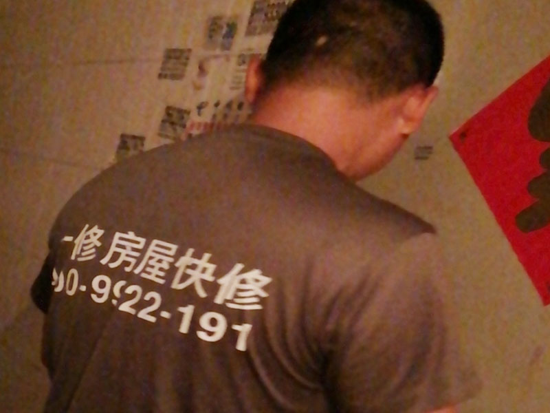 墻面粉刷翻新：在舊墻面上重新刷乳膠漆之前，一般先要對舊墻上的油污、浮灰、空鼓或裂紋等做處理，清除浮灰，鏟除起砂翹皮等部位，對油污的部位，應(yīng)先將原有涂層鏟除，不能鏟除應(yīng)徹底清洗干凈，墻面清理完畢，在用膩?zhàn)优蝺傻馈１M量用較細(xì)的砂紙，通常質(zhì)地較松軟的膩?zhàn)佑?00-500號的砂紙，質(zhì)地較硬的用360-400號為佳，假如砂紙?zhí)值脑挄粝潞苌畹纳昂郏⑵崾茄谏w不掉的。打磨結(jié)束必定。墻面底漆很重要，特別對舊墻刷新來說，如果直接上面漆墻面容易起泡發(fā)霉，日照久了墻面顏色也容易出現(xiàn)變化。刷底漆時一定要注意刷勻，確保墻面每個地方都刷到。刷底漆時滾筒選擇也很重要，不好的滾筒涂刷效果較差，會直接影響到面漆效果。