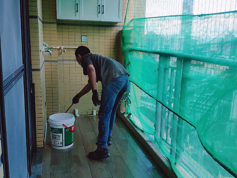 陽臺完工打掃：在準(zhǔn)備鋪陳時瓷磚是不能去浸水，可以用鋼絲球去刷掉瓷磚背后的松散物質(zhì)，也可以用濕布抹去瓷磚背面的灰塵。然后按照生產(chǎn)商建議的比例將水或乳液放到攪拌桶中攪拌直至粘結(jié)劑均勻無結(jié)塊。初始攪拌后的粘結(jié)劑應(yīng)靜置在攪拌桶中，直到生產(chǎn)商推薦的熟化時間過后攪拌一下再使用。 需要在粘結(jié)劑量置晾時間內(nèi)，將準(zhǔn)備好的瓷磚鋪壓到位，垂直于梳理方向輕微搓動以排出磚下的空氣。鋪貼到位后用橡皮錘輕擊，用尺寸合適的十字定位架來調(diào)整表面平整度及接縫的平直。 鋪設(shè)好的磚面應(yīng)該及時清理干凈，特別是去除殘留其上的粘結(jié)劑。合格的粘結(jié)劑干硬后即使在陶瓷磚面上也不易被清除掉。清理好的瓷磚面應(yīng)該立即擺放標(biāo)識進行隔離，避免污染或擾動，直到下一個填縫工序。