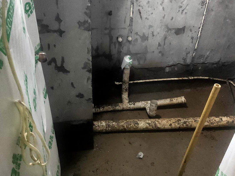 廁所重新裝修：老房衛(wèi)生間改造水電路改造很重要，會直接影響日后的生活使用，所以在改造過程中需要嚴(yán)防死守。避水測試，檢測防水層是否良好。一般衛(wèi)浴間的防水層為1.8米，其他墻面防水層高度為1米，地面防水返高30厘米。 當(dāng)然，如果老房衛(wèi)生間改造時沒有進行水路改造的情況下，也是需要進行檢查防水層是否完好的操作流程。老房衛(wèi)生間改造中隨意鉆孔開槽都會造成防水層的損壞，因此，老房衛(wèi)生間改造進行拆除磚墻的裝修流程后，應(yīng)當(dāng)重新進行避水試驗，保證原來存有的防水系統(tǒng)不會出現(xiàn)任何問題。