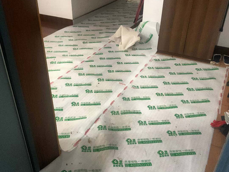 廁所重新裝修：老房衛(wèi)生間改造水電路改造很重要，會直接影響日后的生活使用，所以在改造過程中需要嚴(yán)防死守。避水測試，檢測防水層是否良好。一般衛(wèi)浴間的防水層為1.8米，其他墻面防水層高度為1米，地面防水返高30厘米。 當(dāng)然，如果老房衛(wèi)生間改造時沒有進行水路改造的情況下，也是需要進行檢查防水層是否完好的操作流程。老房衛(wèi)生間改造中隨意鉆孔開槽都會造成防水層的損壞，因此，老房衛(wèi)生間改造進行拆除磚墻的裝修流程后，應(yīng)當(dāng)重新進行避水試驗，保證原來存有的防水系統(tǒng)不會出現(xiàn)任何問題。