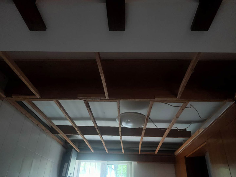 廁所重新裝修：老房衛(wèi)生間改造水電路改造很重要，會直接影響日后的生活使用，所以在改造過程中需要嚴(yán)防死守。避水測試，檢測防水層是否良好。一般衛(wèi)浴間的防水層為1.8米，其他墻面防水層高度為1米，地面防水返高30厘米。 當(dāng)然，如果老房衛(wèi)生間改造時沒有進行水路改造的情況下，也是需要進行檢查防水層是否完好的操作流程。老房衛(wèi)生間改造中隨意鉆孔開槽都會造成防水層的損壞，因此，老房衛(wèi)生間改造進行拆除磚墻的裝修流程后，應(yīng)當(dāng)重新進行避水試驗，保證原來存有的防水系統(tǒng)不會出現(xiàn)任何問題。