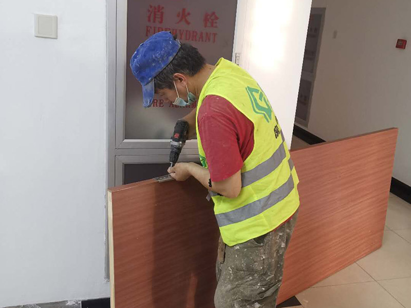 門框窗框更換翻新:門窗套就是指：在門窗洞口兩個立邊的垂直面，可以是突出外墻形成邊框，也可和外墻保持平齊，既要立邊垂直平整，而且又要滿足和墻面平整，所以它的質(zhì)量會要求相對高一些。 找位與劃線：在安裝前，需要根據(jù)設(shè)計圖的要求，先找好標高、平面位置、豎向尺寸進行彈線。 核查預(yù)埋件和洞口：對于有預(yù)埋件、木磚的門窗套安裝工程，彈線后應(yīng)該檢查預(yù)埋件、木磚是否符合設(shè)計要求。 龍骨、基層板配制與安裝：根據(jù)洞口實際尺寸，按設(shè)計規(guī)定骨架料斷面規(guī)格，可將龍骨架或基層板分三片預(yù)制，洞頂一片、兩側(cè)各一片。每片龍骨架一般情況下為兩根立框料，當門窗套寬度大于500mm，中間應(yīng)適當增加立框料。橫向龍骨間距不大于400mm;面板寬度大于500mm時，橫向龍骨間距不大于300mm。