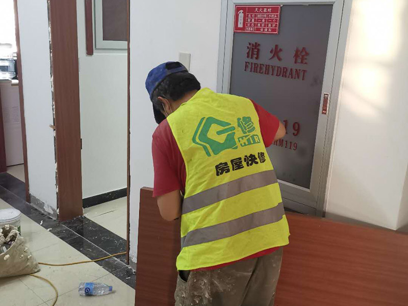 門框窗框更換翻新:門窗套就是指：在門窗洞口兩個立邊的垂直面，可以是突出外墻形成邊框，也可和外墻保持平齊，既要立邊垂直平整，而且又要滿足和墻面平整，所以它的質(zhì)量會要求相對高一些。 找位與劃線：在安裝前，需要根據(jù)設(shè)計圖的要求，先找好標高、平面位置、豎向尺寸進行彈線。 核查預(yù)埋件和洞口：對于有預(yù)埋件、木磚的門窗套安裝工程，彈線后應(yīng)該檢查預(yù)埋件、木磚是否符合設(shè)計要求。 龍骨、基層板配制與安裝：根據(jù)洞口實際尺寸，按設(shè)計規(guī)定骨架料斷面規(guī)格，可將龍骨架或基層板分三片預(yù)制，洞頂一片、兩側(cè)各一片。每片龍骨架一般情況下為兩根立框料，當門窗套寬度大于500mm，中間應(yīng)適當增加立框料。橫向龍骨間距不大于400mm;面板寬度大于500mm時，橫向龍骨間距不大于300mm。