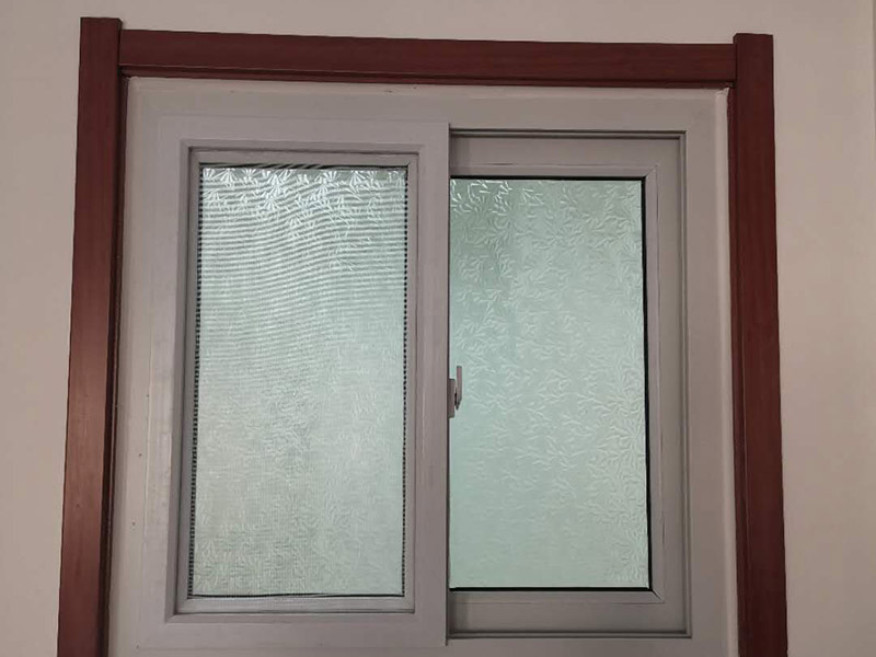 門框窗框更換翻新:門窗套就是指：在門窗洞口兩個立邊的垂直面，可以是突出外墻形成邊框，也可和外墻保持平齊，既要立邊垂直平整，而且又要滿足和墻面平整，所以它的質(zhì)量會要求相對高一些。 找位與劃線：在安裝前，需要根據(jù)設(shè)計圖的要求，先找好標高、平面位置、豎向尺寸進行彈線。 核查預(yù)埋件和洞口：對于有預(yù)埋件、木磚的門窗套安裝工程，彈線后應(yīng)該檢查預(yù)埋件、木磚是否符合設(shè)計要求。 龍骨、基層板配制與安裝：根據(jù)洞口實際尺寸，按設(shè)計規(guī)定骨架料斷面規(guī)格，可將龍骨架或基層板分三片預(yù)制，洞頂一片、兩側(cè)各一片。每片龍骨架一般情況下為兩根立框料，當門窗套寬度大于500mm，中間應(yīng)適當增加立框料。橫向龍骨間距不大于400mm;面板寬度大于500mm時，橫向龍骨間距不大于300mm。