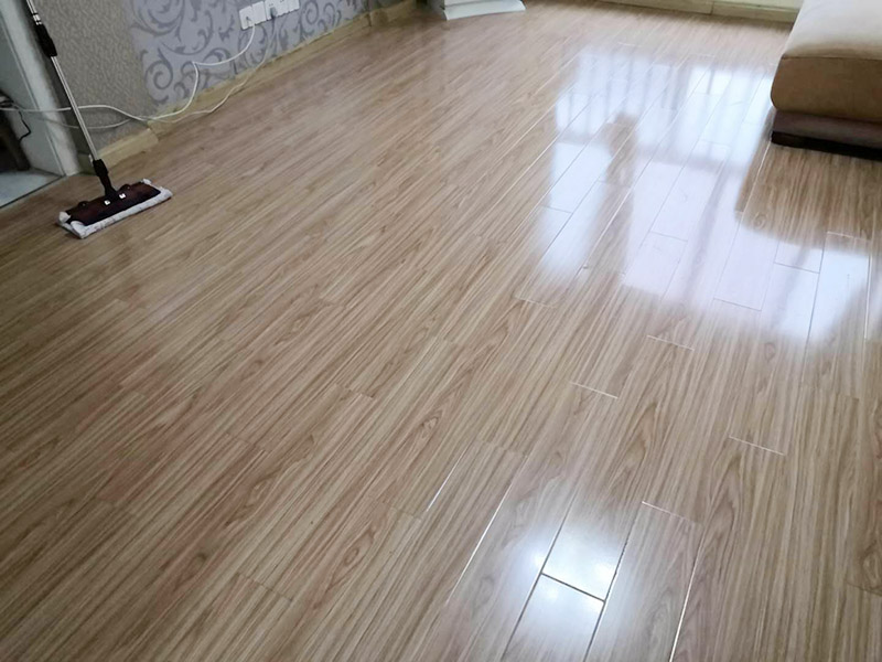 客廳木地板換新:基層清理→涂刷底膠→彈線、找平→鉆孔、安裝預埋件→安裝毛地板、找平、刨平→釘術地板、找平、刨平→釘踢腳板→刨光、打磨→油漆→上蠟。 1. 實鋪地板要先安裝地龍骨,然后再進行木地板的鋪裝。 2. 龍骨的安裝方法:應先在地面做預埋件,以固定木龍骨,預埋件為螺栓及鉛絲,預埋件間距為800毫米,從地面鉆孔下入。 3. 木地板的安裝方法：實鋪實木地板應有基面板,基面板使用大芯板。 4. 地板鋪裝完成后,先用刨子將表面刨平刨光,將地板表面清掃干凈后涂刷地板漆,進行拋光上蠟處理。