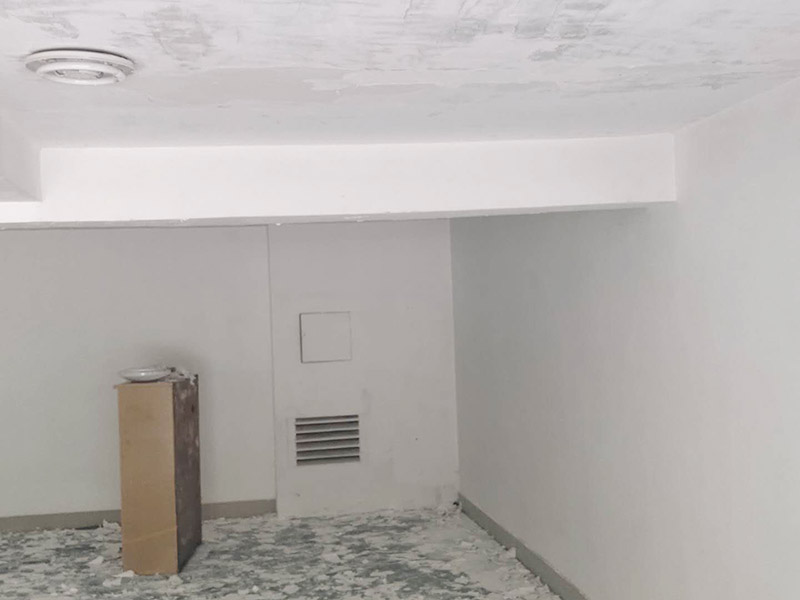 墻面基層清理：舊墻面基層處理相對新墻面較為復雜?，F在將舊墻上的裝飾物去掉，然后將舊墻上的灰塵、油污等清理干凈。對于舊墻面上裂紋脫落的地方，可以用水泥砂漿進行其修復，進行墻面的拉毛壓扁處理。 若老墻有霉變，說明墻的初期防水工程做得不好。墻體翻新時，應先進行墻體的防水施工。用鋼絲刷或鐵鍬將舊墻面的變色退色粉漆清洗干凈，并用清水沖洗干凈。烘干后，對墻面進行修補和拋光。為了保證墻面的平整度，不影響墻面的二次施工。 如果舊的墻面漆膜在涂裝后保存完好，那么用清水將墻面上的污漬清洗干凈，直接進行墻面裝飾施工。