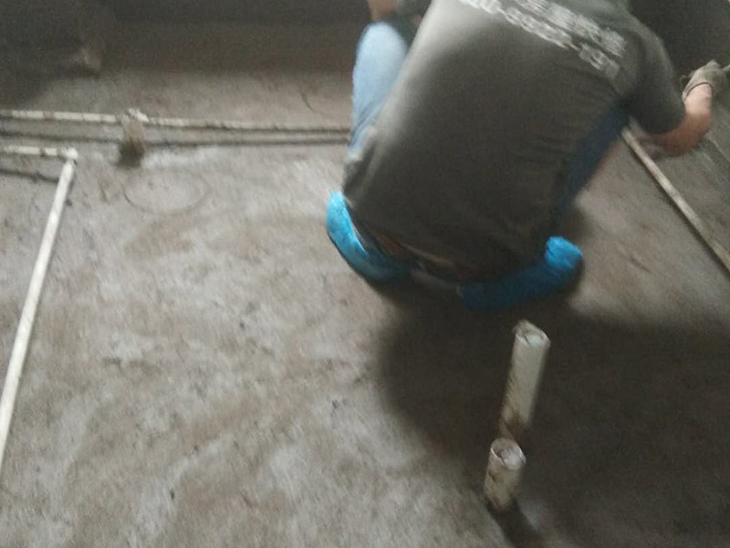 衛(wèi)生間拆除翻新裝修：首先，拆除瓷磚時要用電，而電是從客廳臨時拉的，為了避免在施工過程中發(fā)生觸電的現(xiàn)象，最好將電拉進(jìn)衛(wèi)生間內(nèi)。其次，舊房改造拆除瓷磚時可以用沖擊電鉆，這種工具方便快捷，可自由更換。但在使用前應(yīng)檢查其是否靈活，可以通過空轉(zhuǎn)一分鐘的方法進(jìn)行檢驗。用完之后及時進(jìn)行清理。最后，梯子也是必不可少的工具之一，它可以幫助工人拆掉處于高處的瓷磚，還可以架起臨時插座。 用具的拆除，這一工程根據(jù)施工工人工作的習(xí)慣，有兩種拆除方式，可以提前將其拆除，也可以在拆磚的過程中同時進(jìn)行。但并不是所有的用具都可以提前拆除，馬桶必須在瓷磚拆除之后才可以拆掉，要不然掉落的瓷磚會砸壞馬桶。用具拆除后，應(yīng)將露出的電線接口用絕緣的東西綁住。