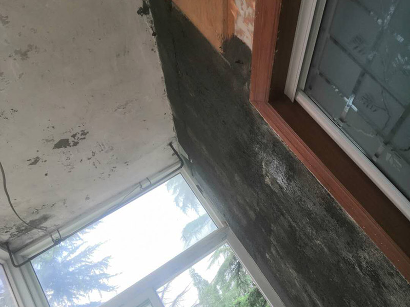 陽臺墻面修補翻新：陽臺地面的防水，第一就是要確保地面有一定的坡度向排水口傾斜。第二就是要確保陽臺和客廳至少要有2-3公分的高度差。接著，我們一起來看下陽臺防水如何先材與施工。陽臺防水我們可以選用通用型GS防水涂料或柔韌型防水JS防水涂料，也可以兩種交叉配合使用，防水都能達到理想效果。 特別是南方，陽臺窗的施工質(zhì)量，通常是您家庭能否安然度過臺風季度的關(guān)鍵所在。陽臺窗的防水，第一要重視窗的質(zhì)量，密封性要好。防水框的里外向不要搞錯。